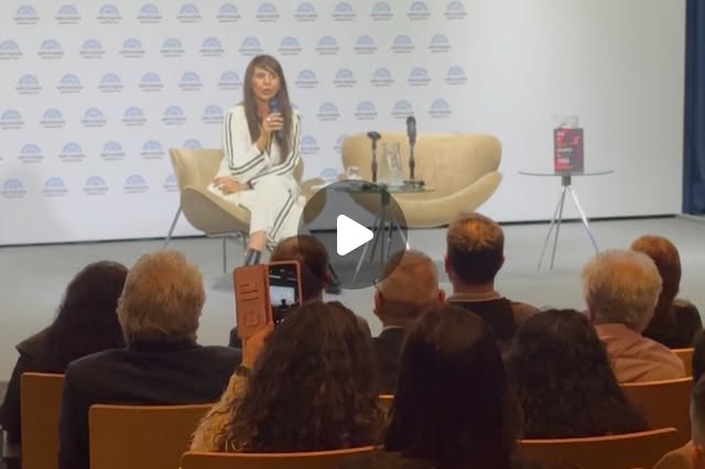 Sara Nielsen durante el encuentro sobre libertad e identidad realizado en el Auditorio del Congreso de la Nación.